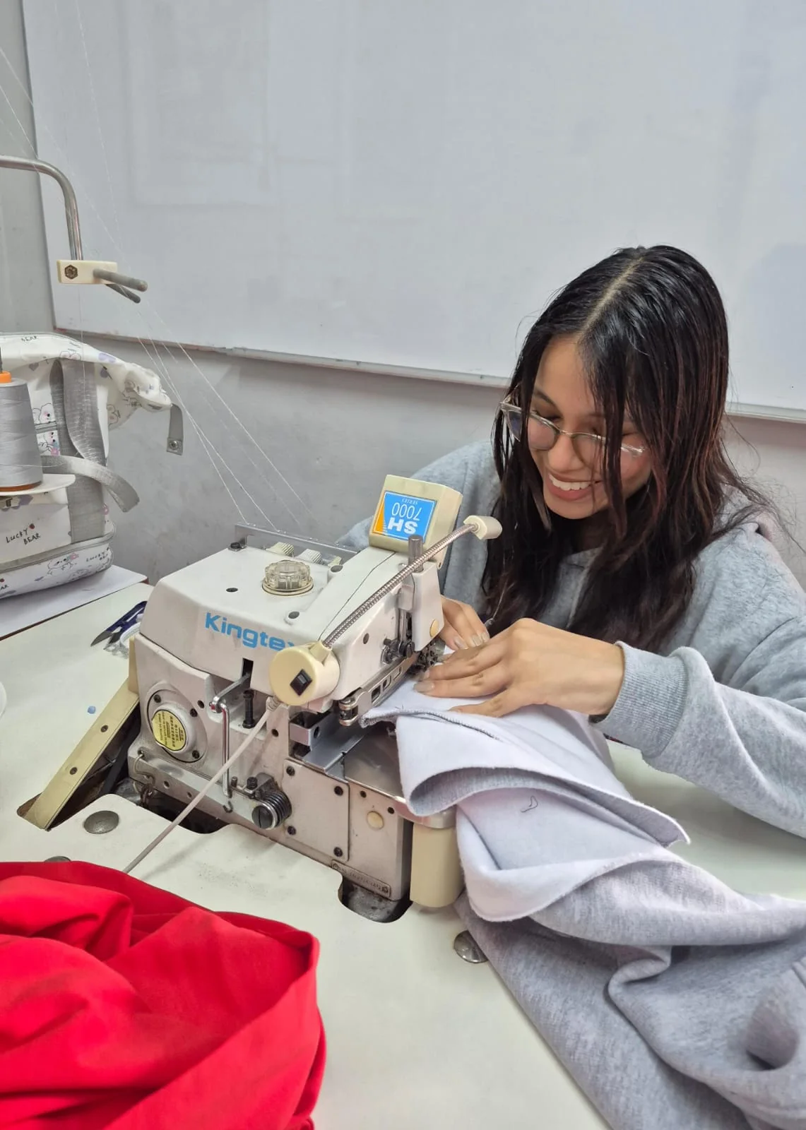 Estudiante aprendiendo manejo de máquina industrial